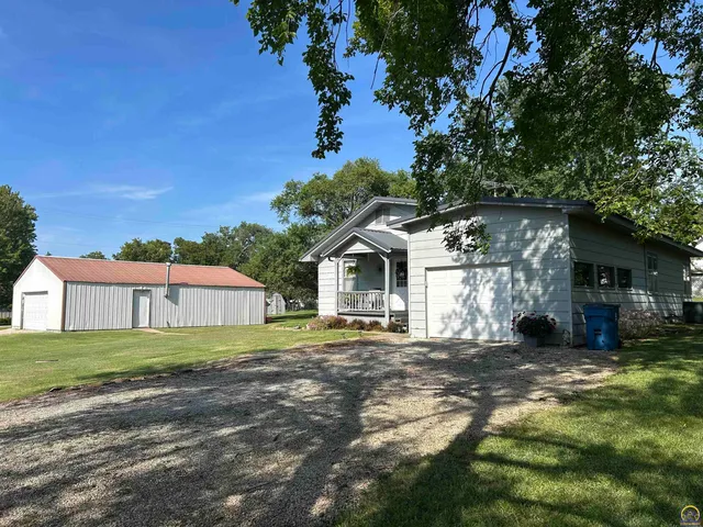 $139,900 | 608 4th Street, Madison, KS 66860