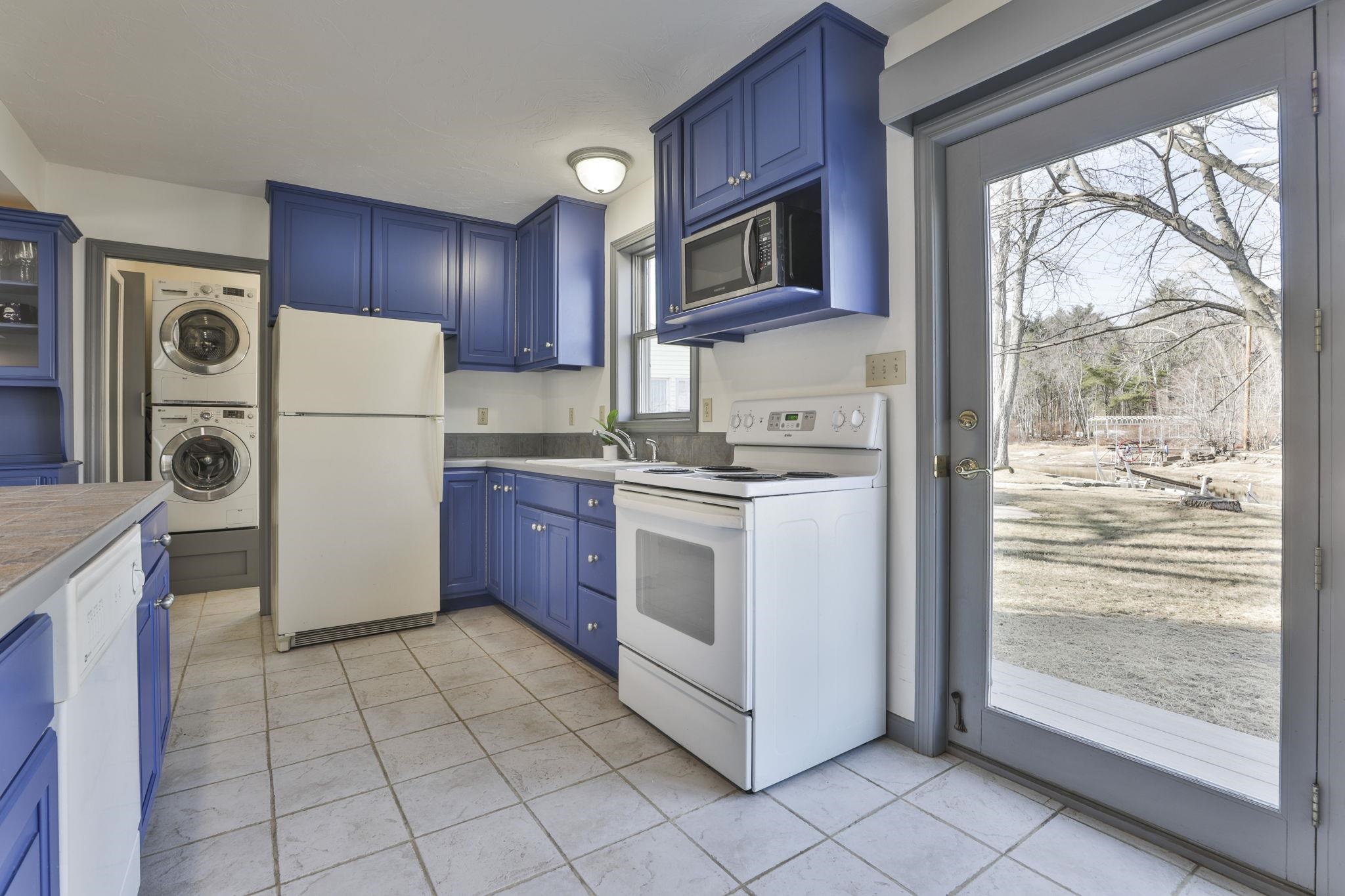 105 Conleys Grove Road Derry, NH 03038 - Photo 18 of 40