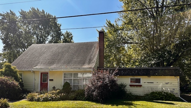 403 16th Street Mendota, IL 61342 - Photo 1 of 17 a view of a house with a street