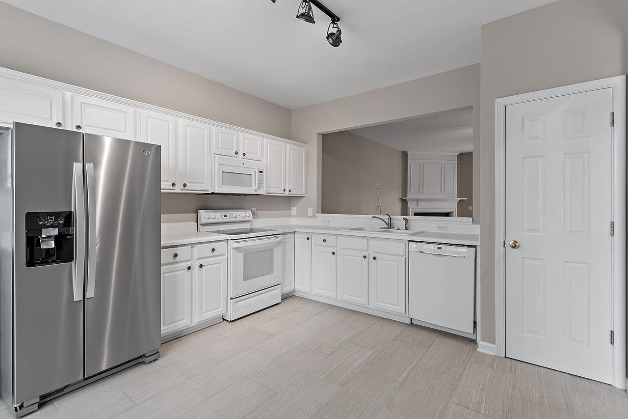 7001 Wheat Mill Place Raleigh, NC 27613 - Photo 14 of 32 Large Kitchen