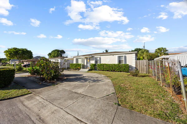 430 West 25th Street Riviera Beach, FL 33404 - Photo 3 of 43 430 Front 2