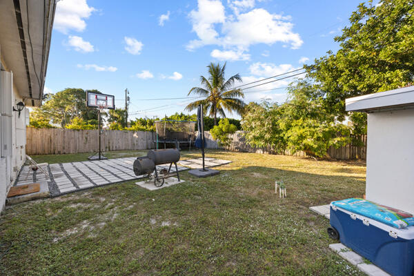 430 West 25th Street Riviera Beach, FL 33404 - Photo 37 of 43 430 backyard 6