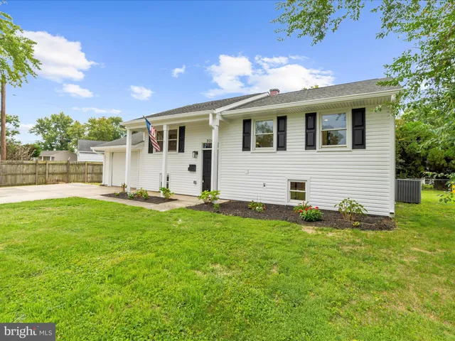 a view of a house with backyard