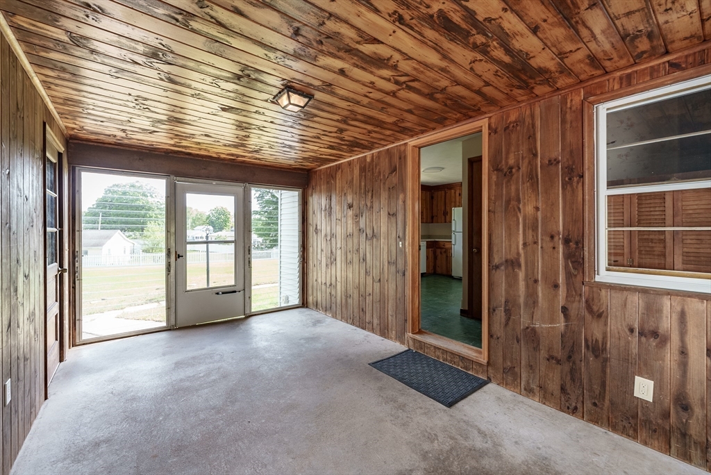 182 R Russell Road Westfield, MA 01085 - Photo 3 of 33 Gallery Image 3