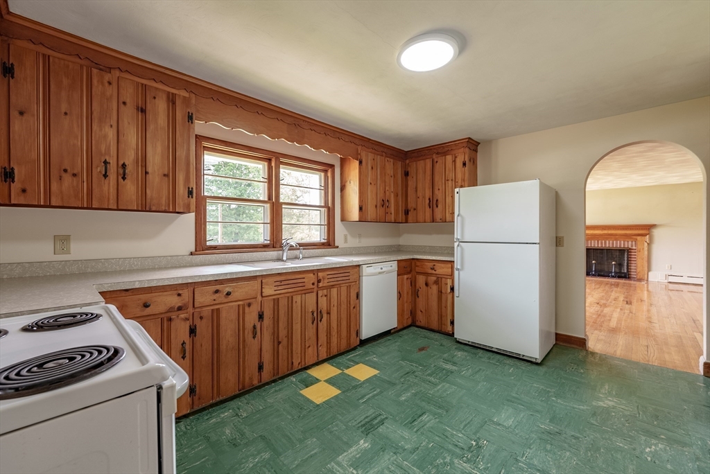 182 R Russell Road Westfield, MA 01085 - Photo 4 of 33 Gallery Image 4