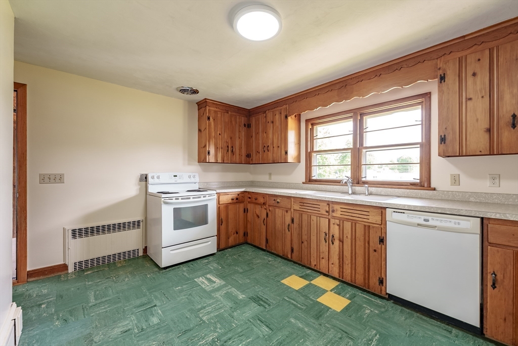 182 R Russell Road Westfield, MA 01085 - Photo 5 of 33 Gallery Image 5