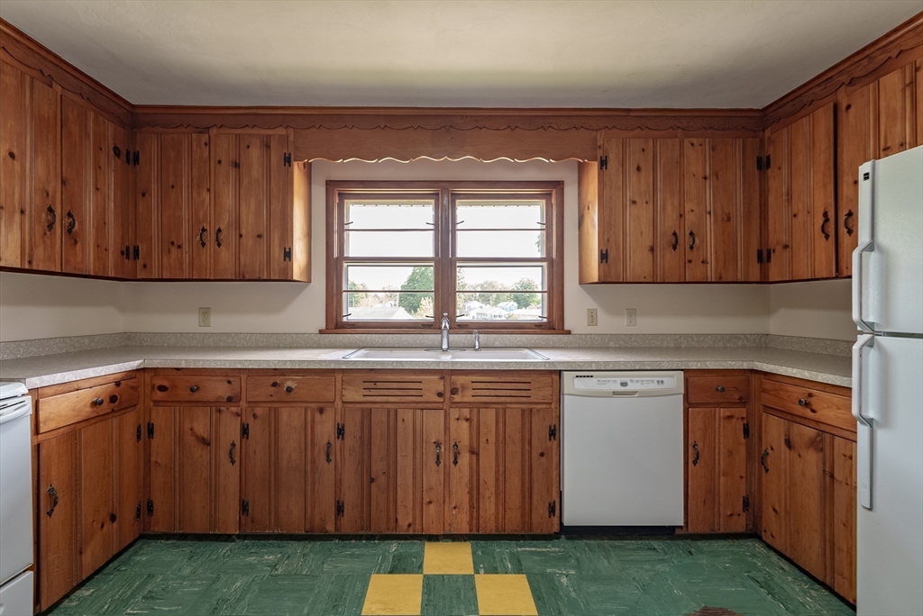 182 R Russell Road Westfield, MA 01085 - Photo 6 of 33 Gallery Image 6