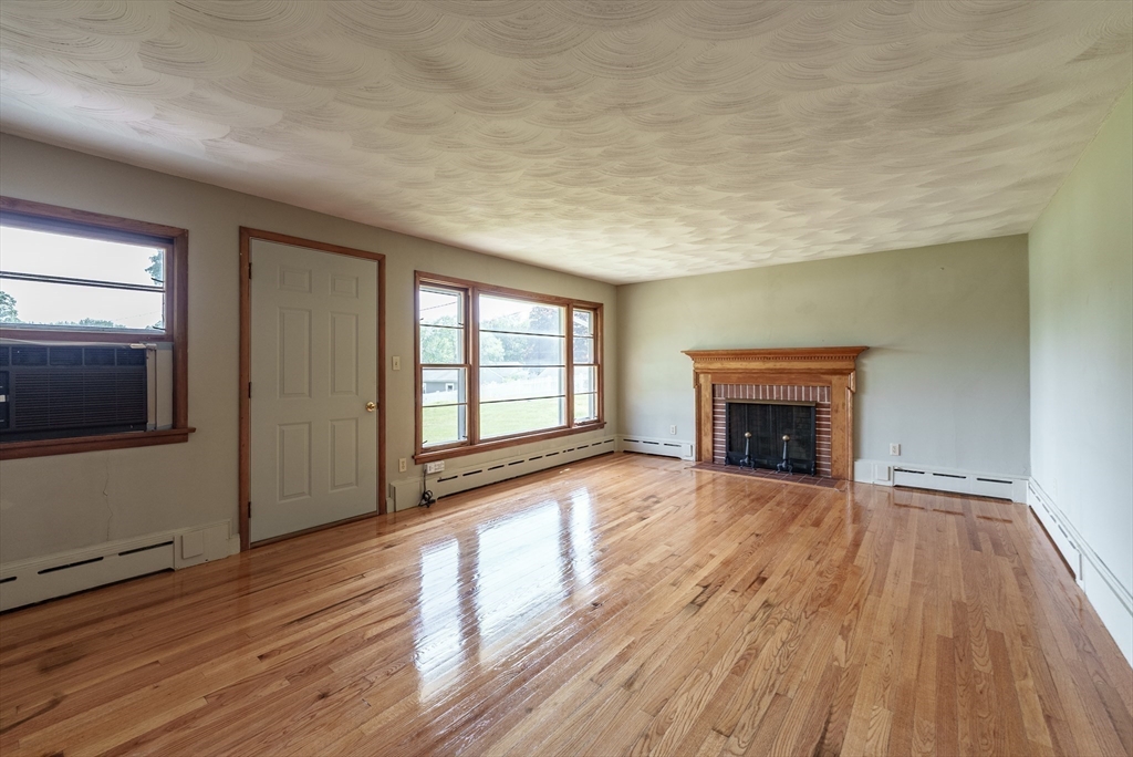 182 R Russell Road Westfield, MA 01085 - Photo 8 of 33 Gallery Image 8