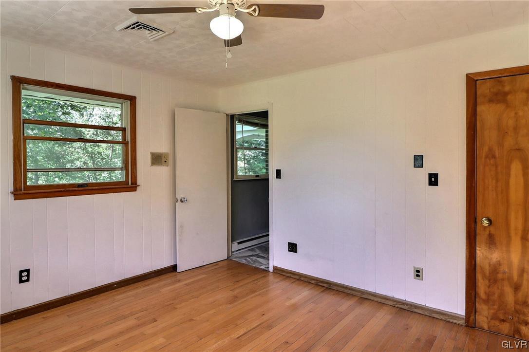 122 James Lane Stroudsburg, PA 18360 - Photo 18 of 50 an empty room with window