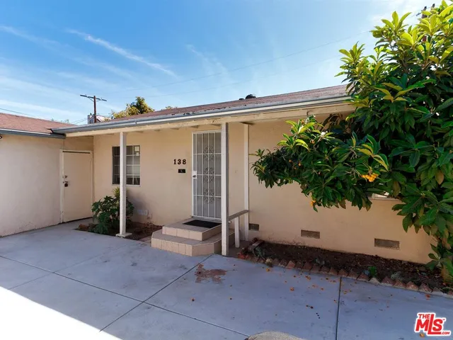 a view of a house with backyard