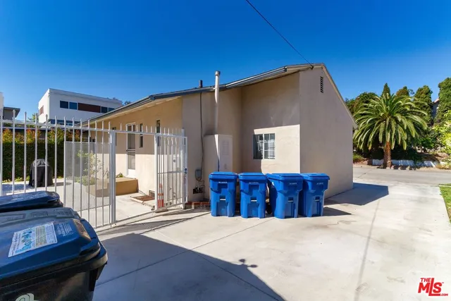 a house view with a outdoor space