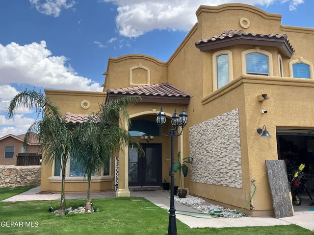 a view of a house with a yard