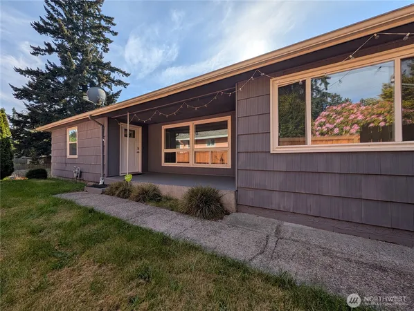 $4,000 | 19021 8th Avenue South, Burien, WA 98148