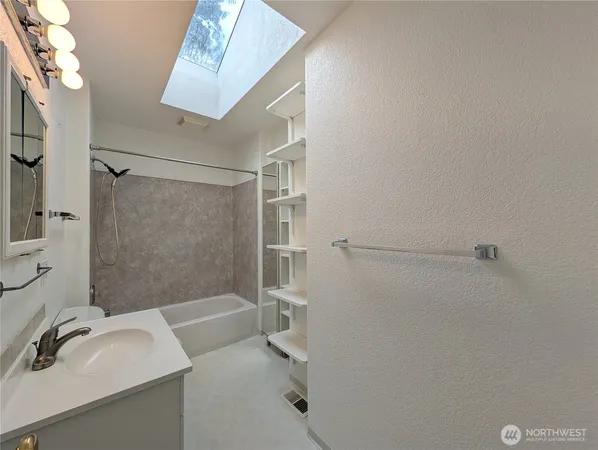 $4,100 | 19021 8th Avenue South, Burien, WA 98148