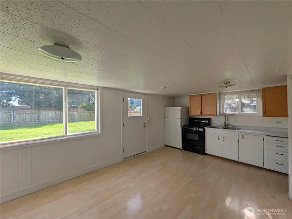 $4,100 | 19021 8th Avenue South, Burien, WA 98148