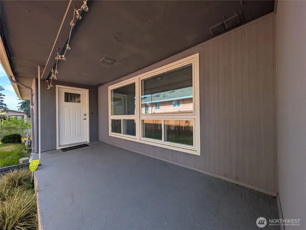 $4,100 | 19021 8th Avenue South, Burien, WA 98148