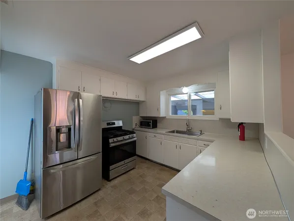 $4,100 | 19021 8th Avenue South, Burien, WA 98148