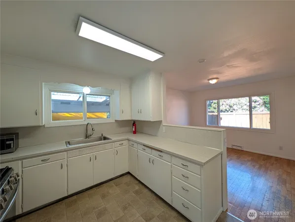 $4,100 | 19021 8th Avenue South, Burien, WA 98148