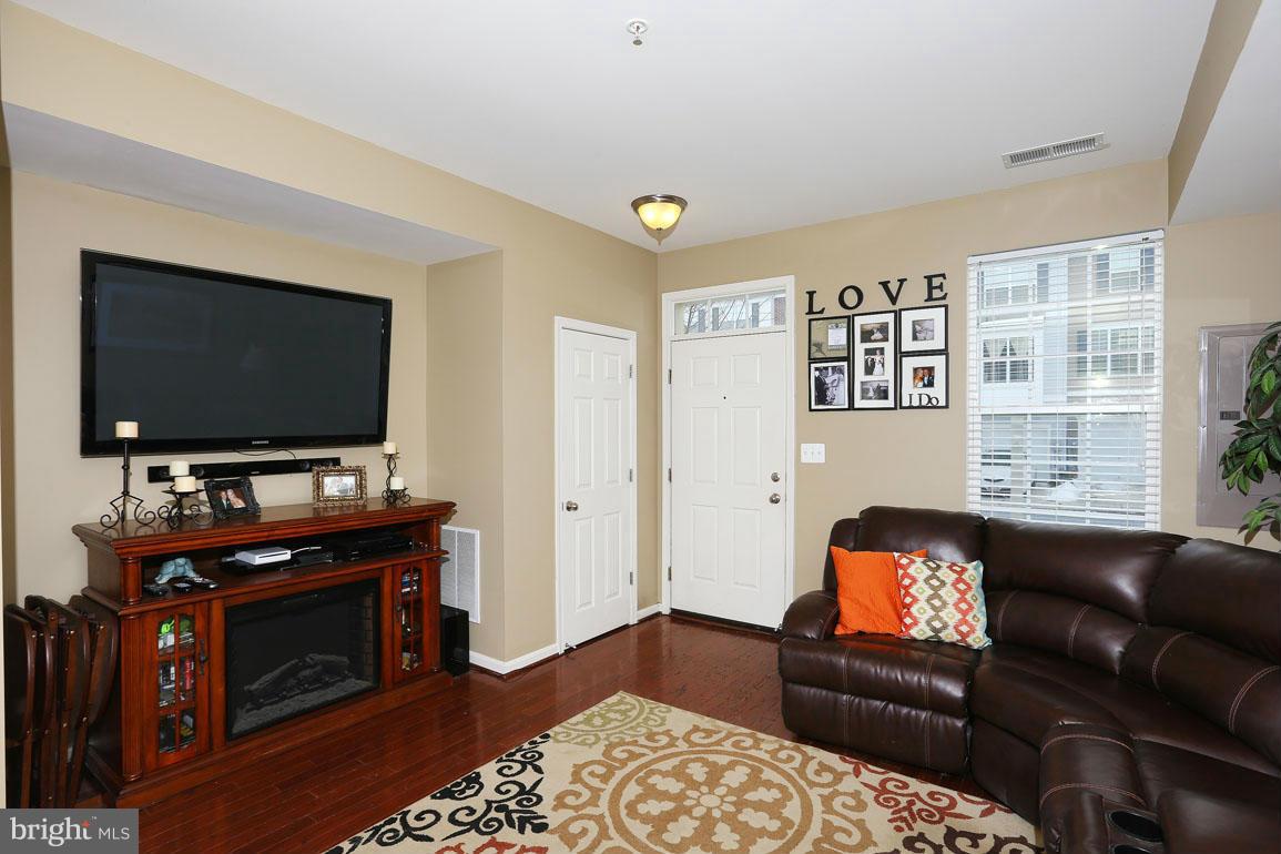 646 Tivoli Road Frederick, MD 21703 - Photo 2 of 26 Foyer