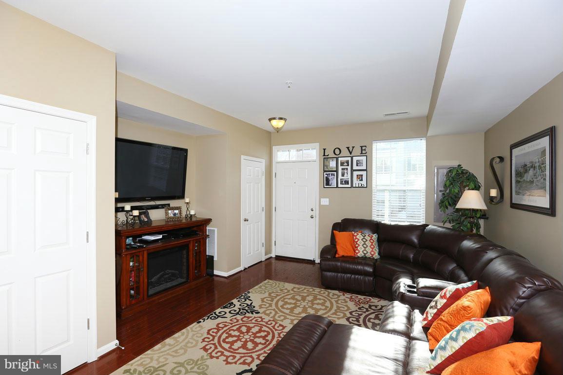 646 Tivoli Road Frederick, MD 21703 - Photo 3 of 26 Living Room