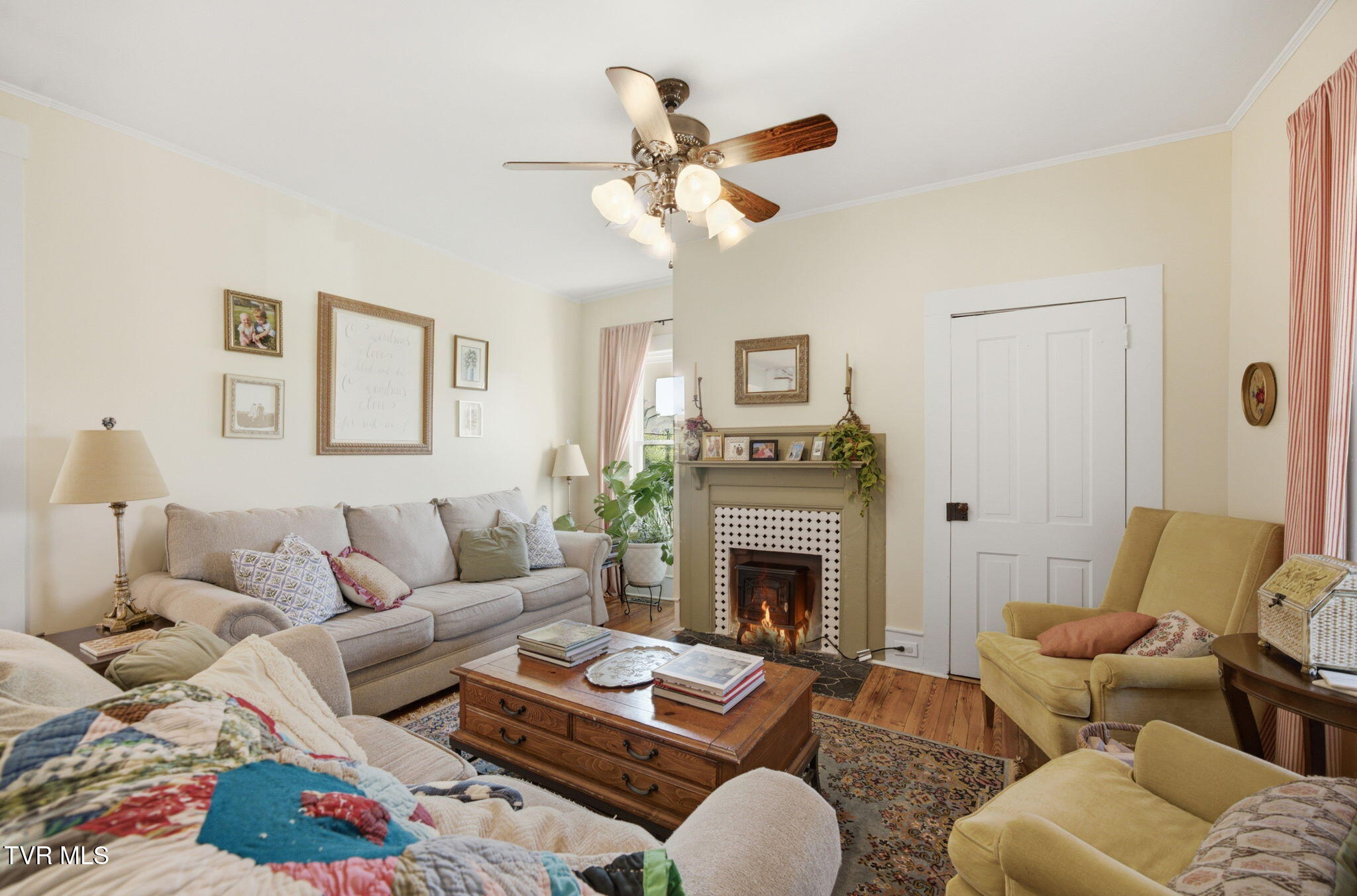 250 5 Oaks Road Jonesborough, TN 37659 - Photo 4 of 48 27-web-or-mls-013_DSC05023_with_fire