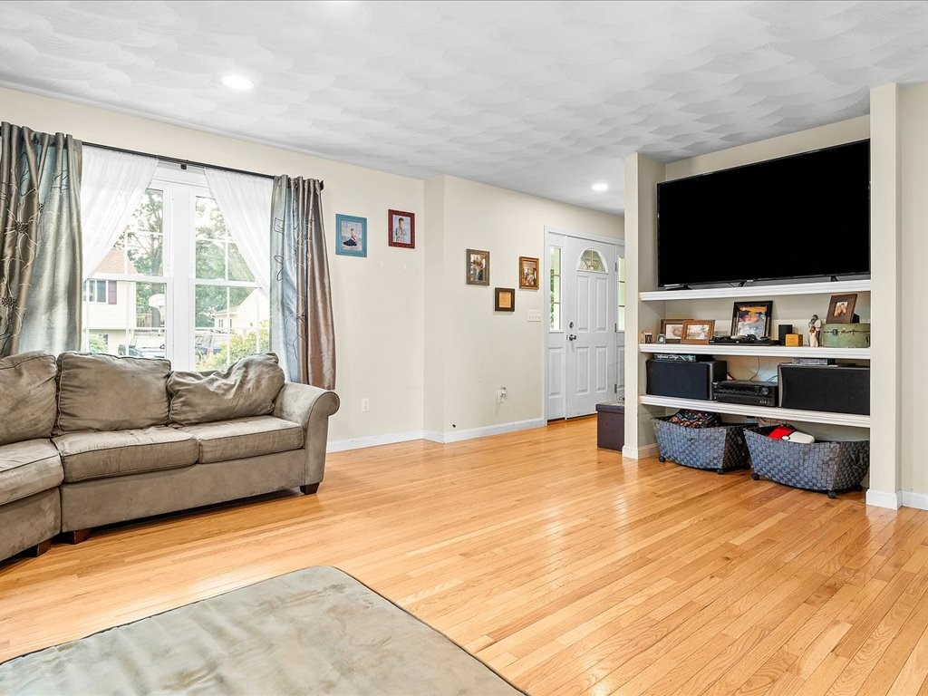 39 Colfax Street Warwick, RI 02886 - Photo 6 of 28