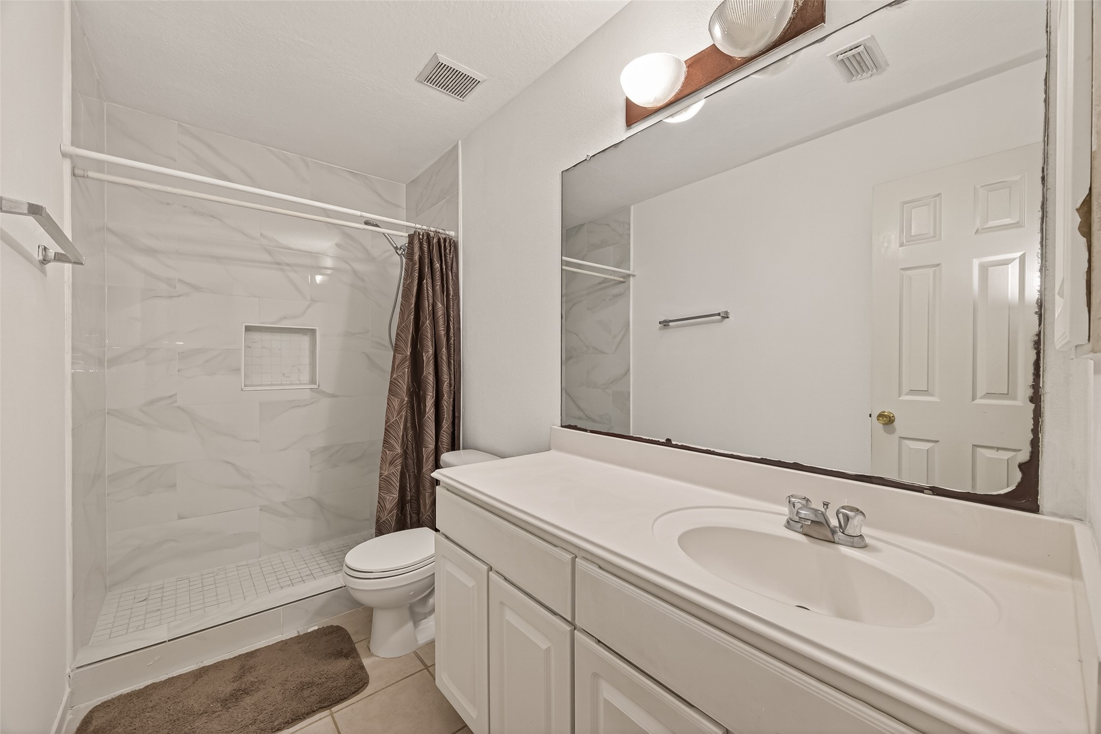 19322 Dawn Canyon Road Houston, TX 77084 - Photo 21 of 37 Guest Bathroom.