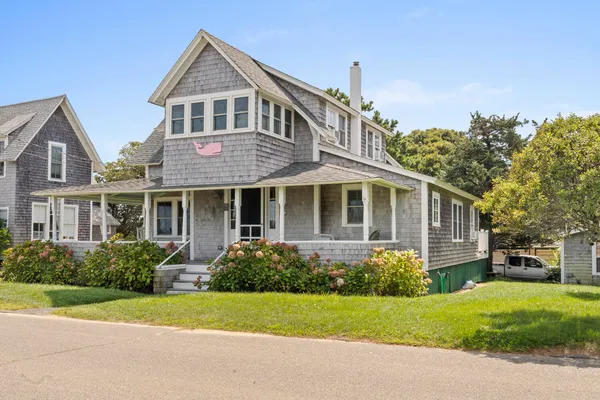 $3,250,000 | 6 Brewster Avenue, Oak Bluffs, MA 02557