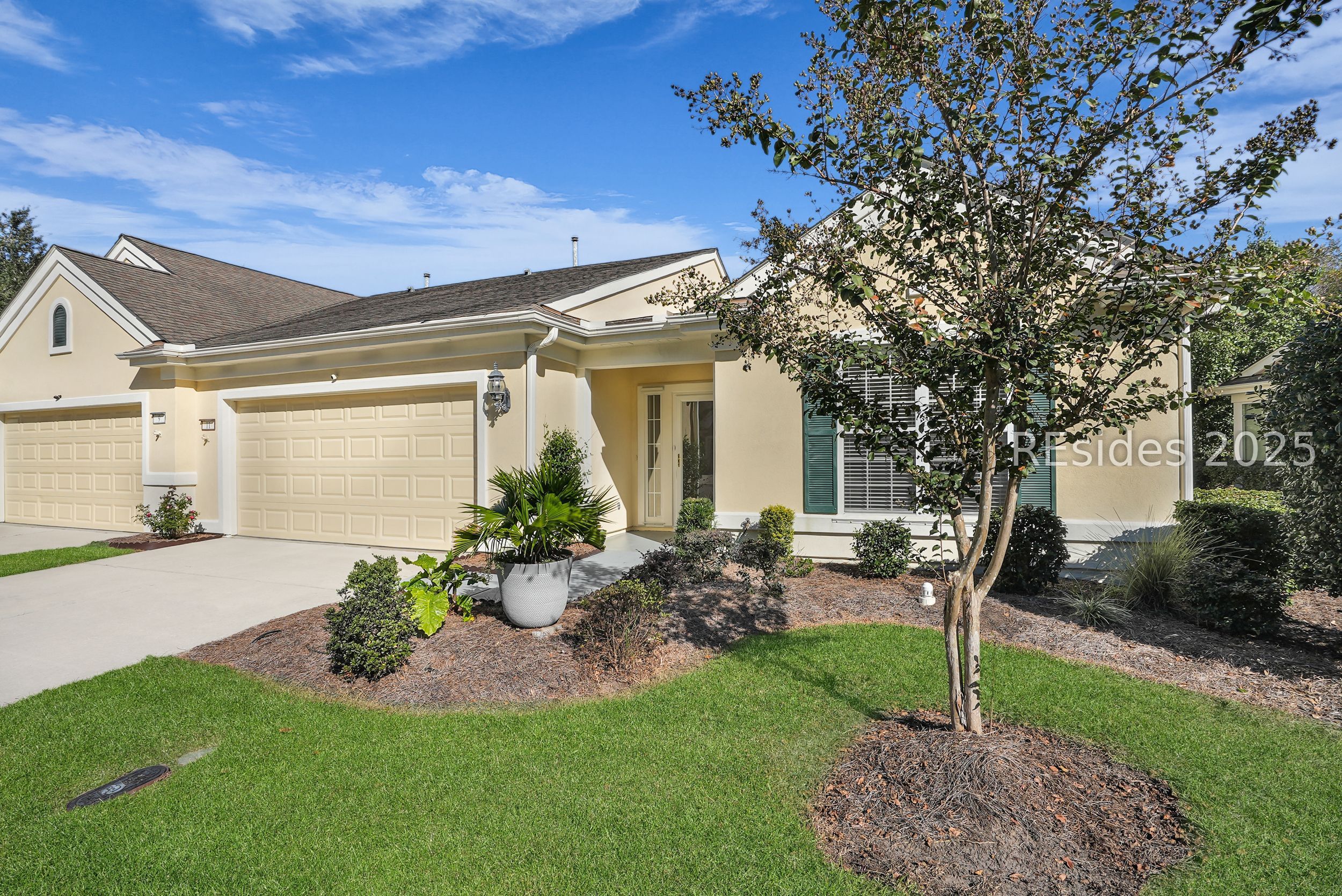 Landscape professionally            managed by HOA