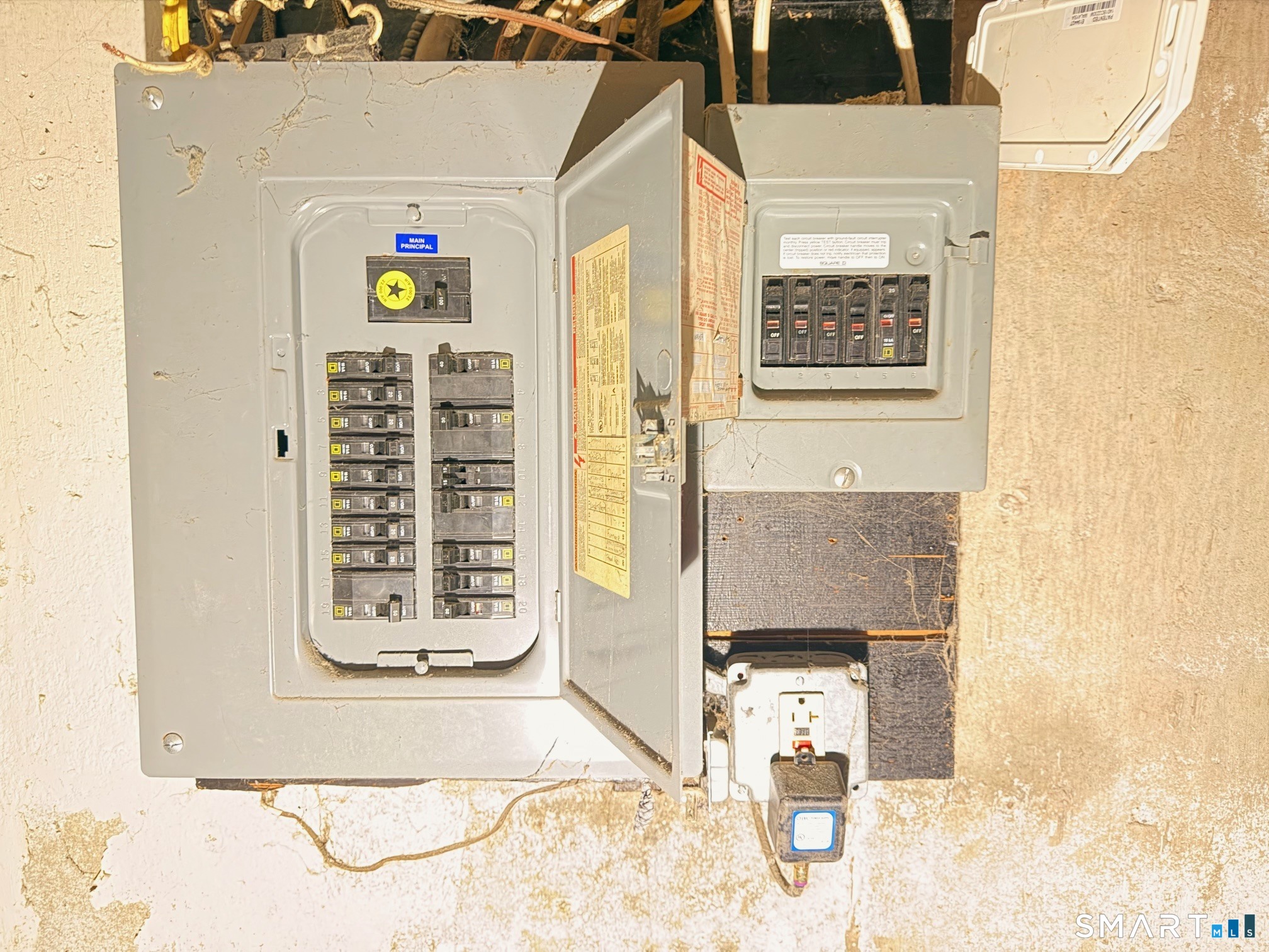 14 Wilson Lane Vernon, CT 06066 - Photo 15 of 19 a picture of a bathroom with mirror and door