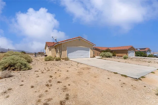 a view of a dirt road near a building