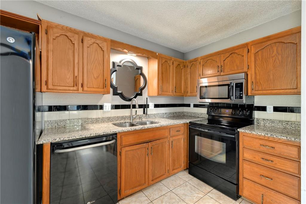 230 Southwest Pinetree Lane Lee's Summit, MO 64063 - Photo 8 of 31