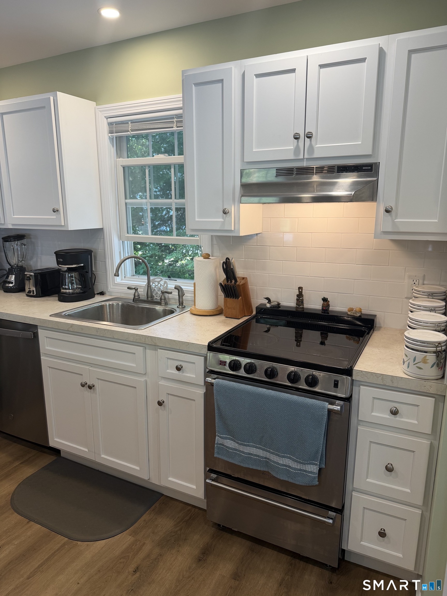 1023 Boston Post Road Madison, CT 06443 - Photo 8 of 37