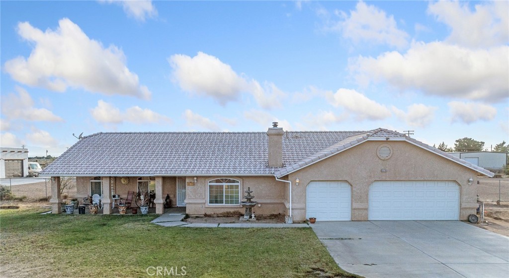 13776 Natoma Road Apple Valley, CA 92307 - Photo 4 of 40 a view of a house with a yard and sitting area