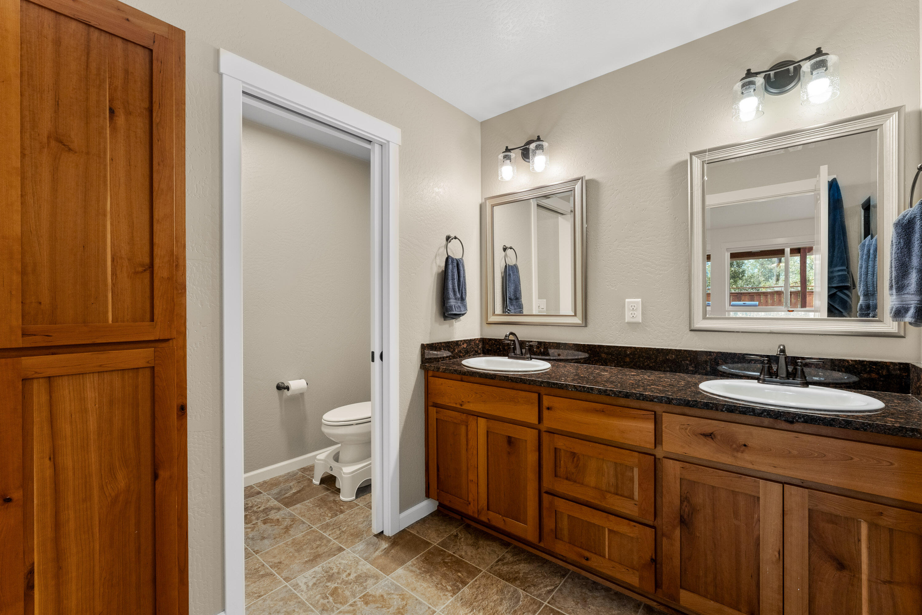 183 Lincoln Road Grants Pass, OR 97526 - Photo 9 of 27 enclosed toilet room