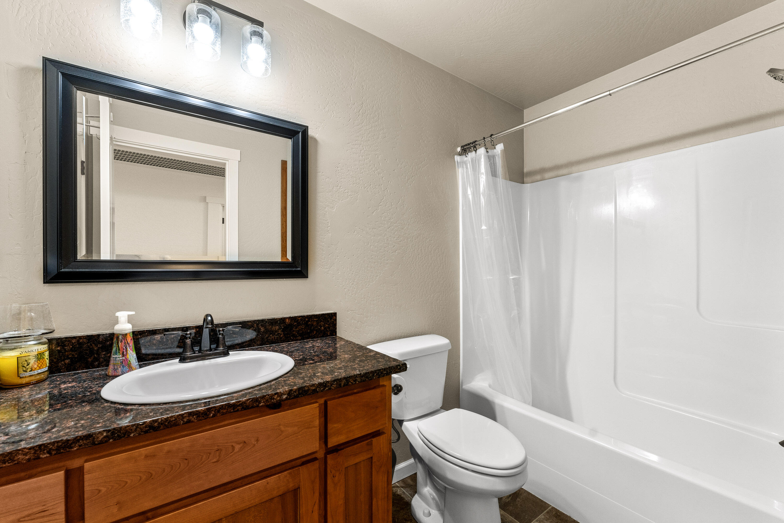 183 Lincoln Road Grants Pass, OR 97526 - Photo 12 of 27 Hall bathroom with tub/shower combo and granite countertop