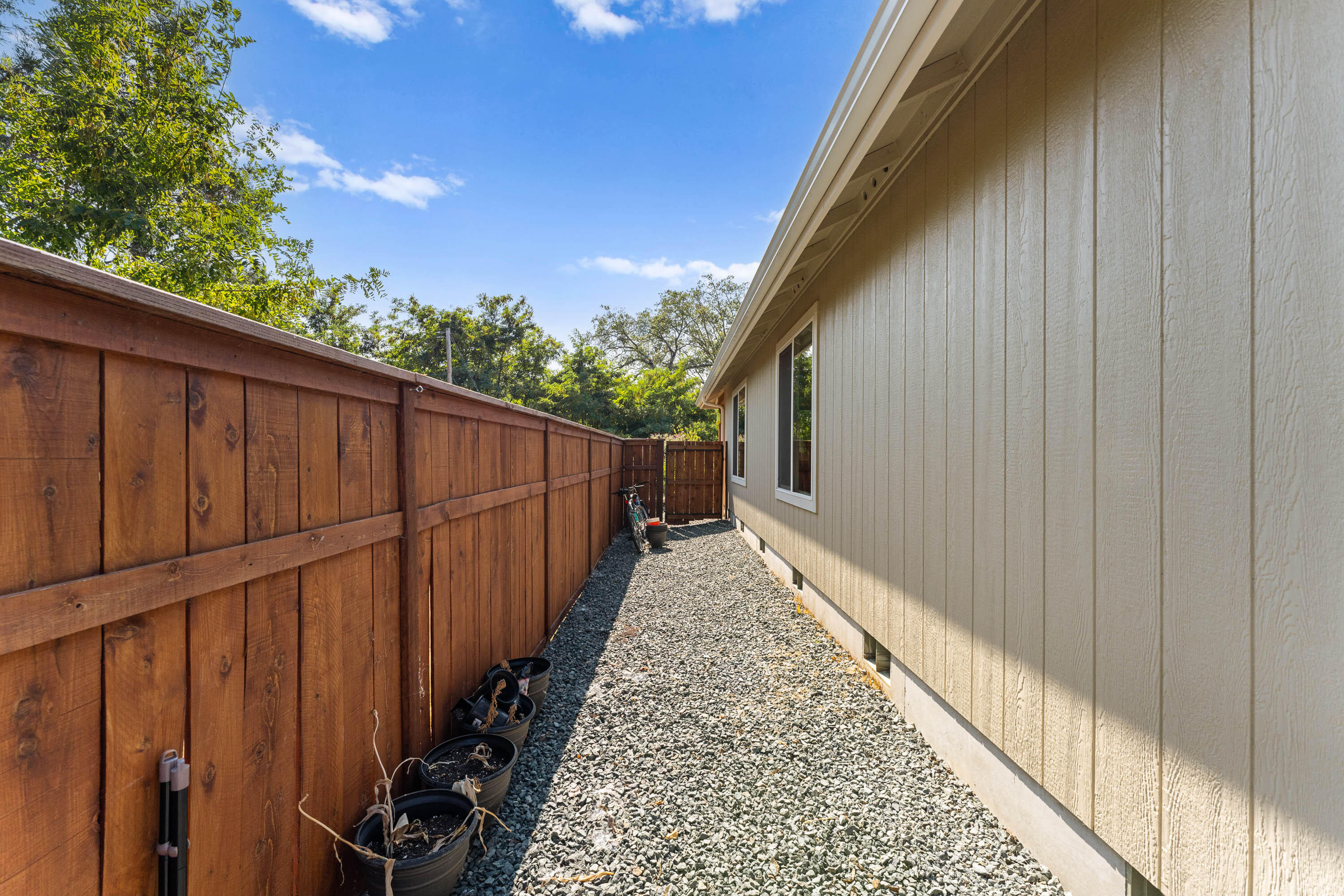 183 Lincoln Road Grants Pass, OR 97526 - Photo 22 of 27 clean side yards