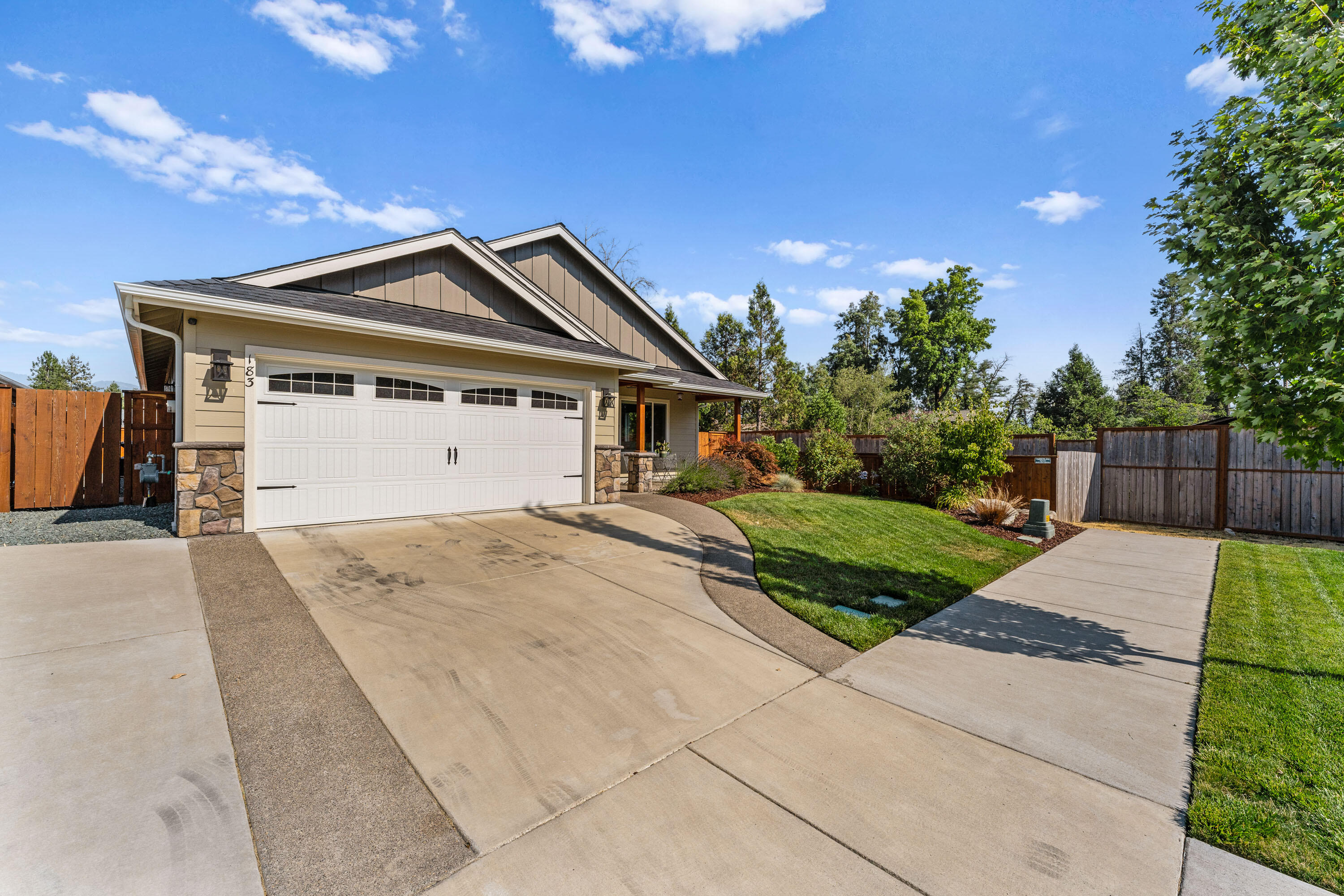 183 Lincoln Road Grants Pass, OR 97526 - Photo 2 of 27 07-EXT (7 of 7)