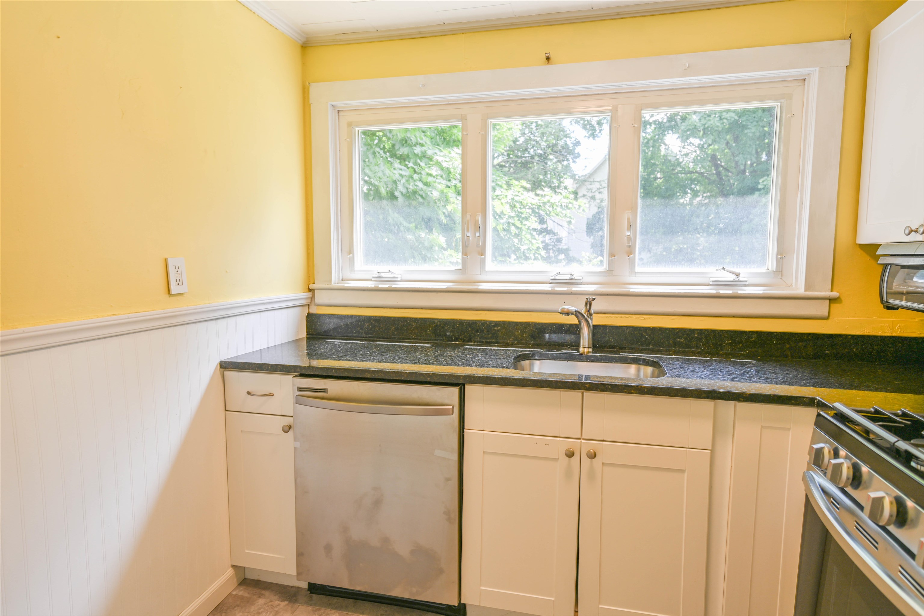375 Orange Street Manchester, NH 03104 - Photo 23 of 40