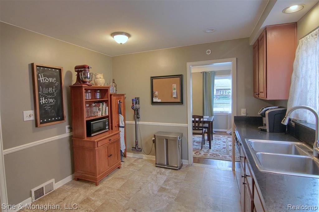 1226 Hampton Road Grosse Pointe Woods, MI 48236 - Photo 10 of 26