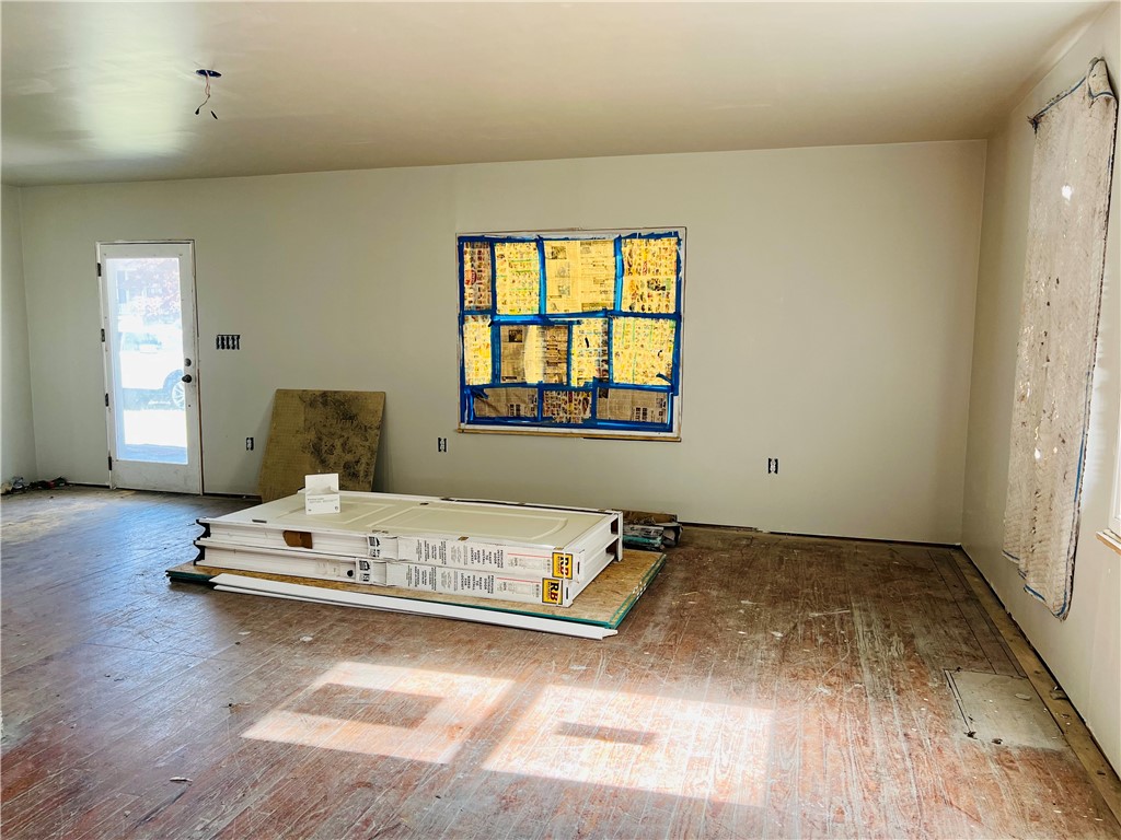 25 Smith Street Ware Shoals, SC 29692 - Photo 5 of 50 LIVING ROOM