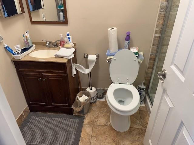 522 Flanders P, Unit 522 Delray Beach, FL 33484 - Photo 9 of 11 a bathroom with a sink and a toilet
