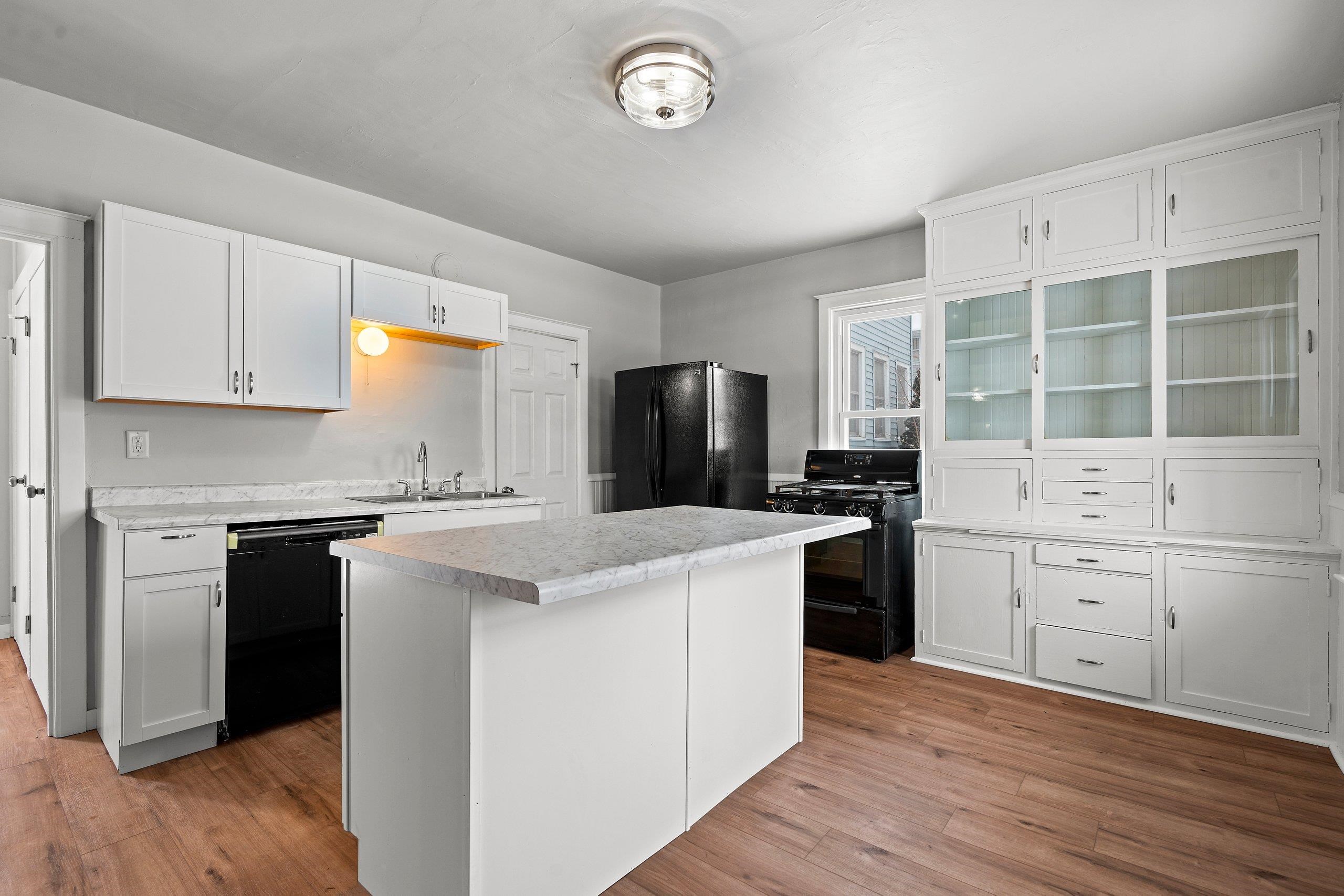 1409 South 10th Street Manitowoc, WI 54220 - Photo 4 of 29