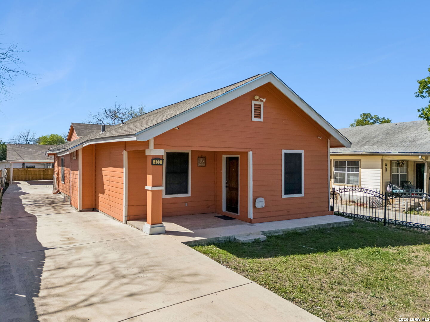 438 Rigsby Avenue San Antonio, TX 78210 - Photo 2 of 25 a front view of a house with a yard and porch