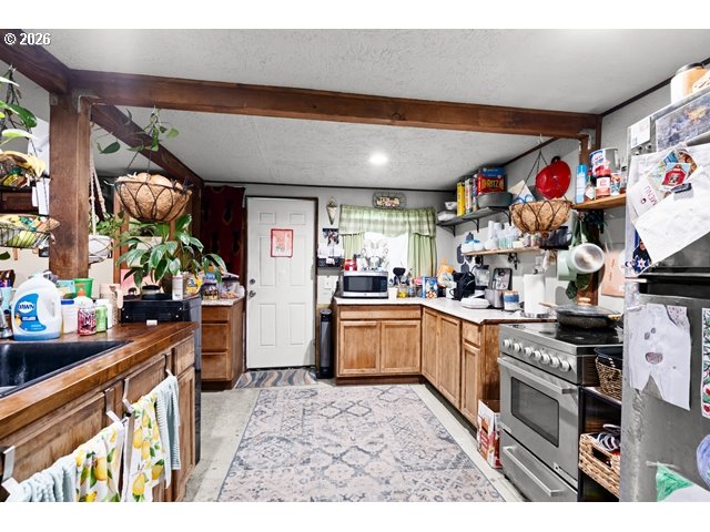 526 East Punkin Center Road Hermiston, OR 97838 - Photo 25 of 48 a kitchen with stainless steel appliances granite countertop a sink and cabinets