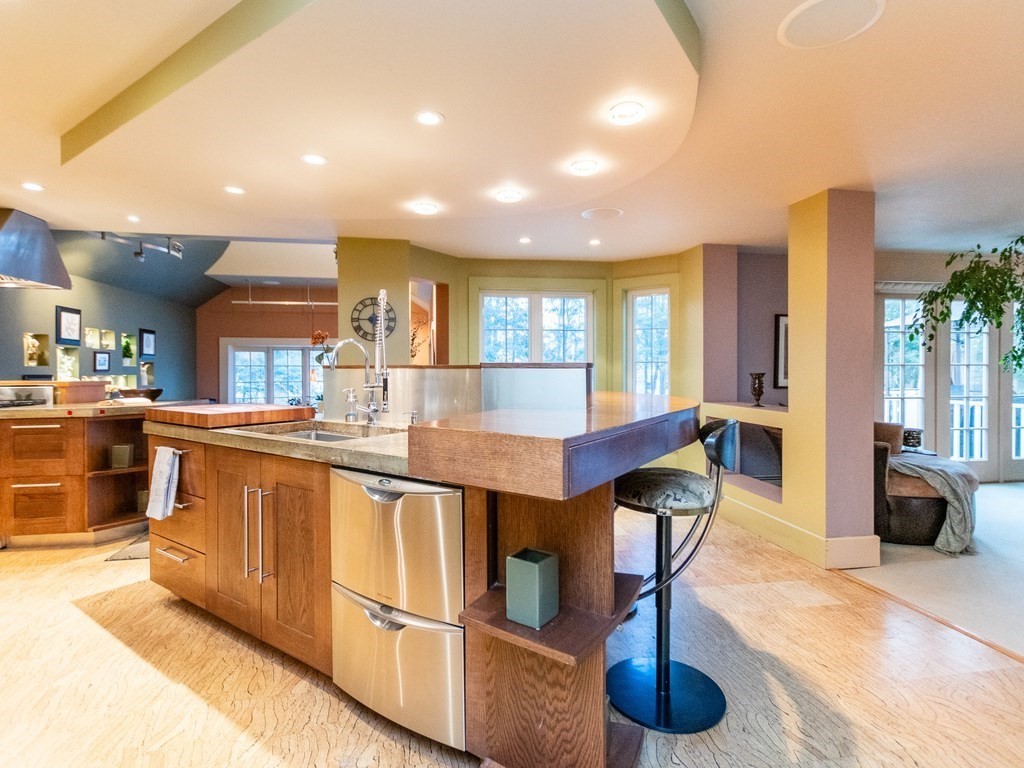 42 Holt Road Holden, MA 01520 - Photo 3 of 41 Gallery Image 3