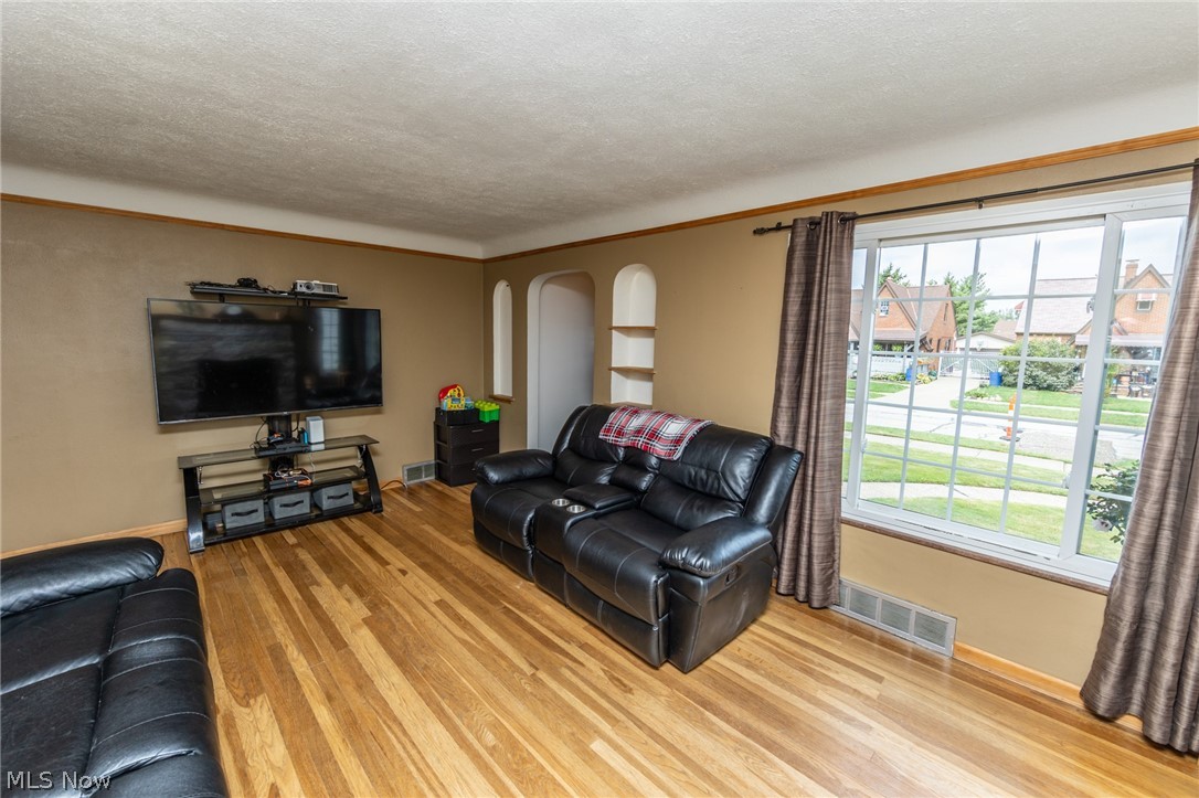8203 Spring Garden Road Cleveland, OH 44129 - Photo 7 of 34