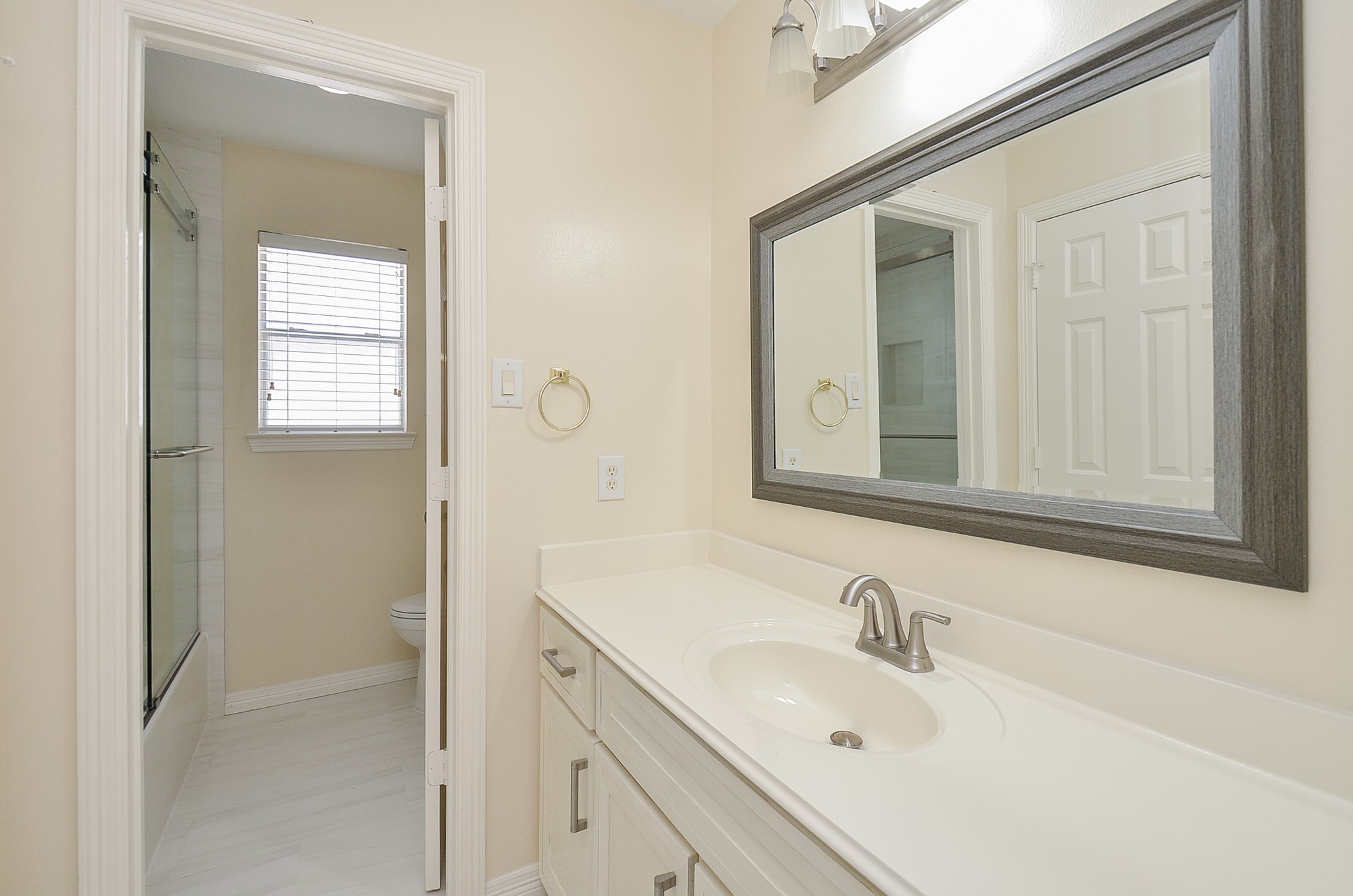4916 Inker Street Houston, TX 77007 - Photo 24 of 36 Hall bath with separate sink area.