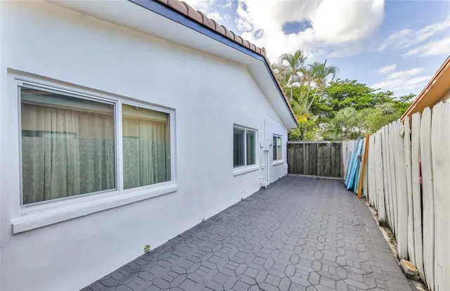 a view of a house with backyard and garden