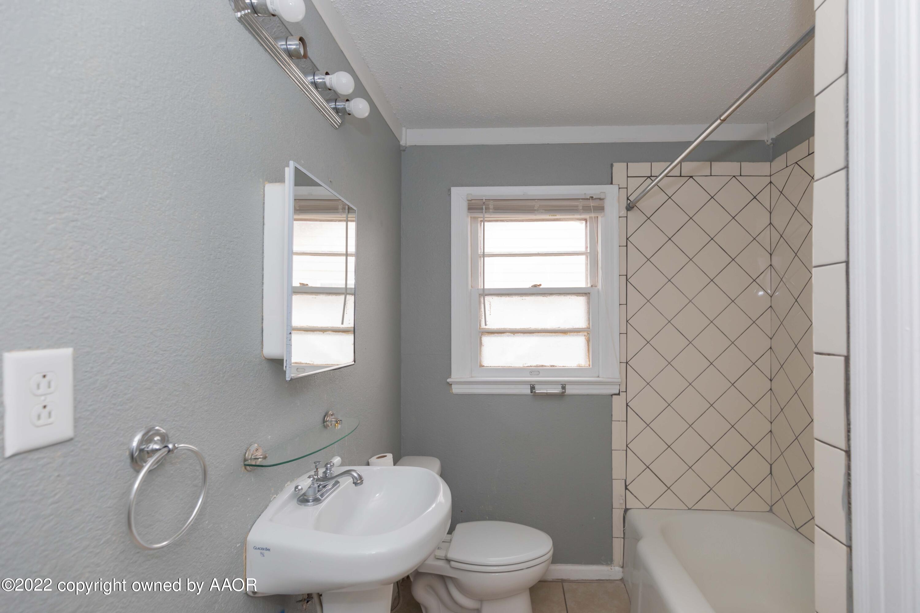 4013 Parker Street Amarillo, TX 79110 - Photo 15 of 23 BATHROOM VIEW 1